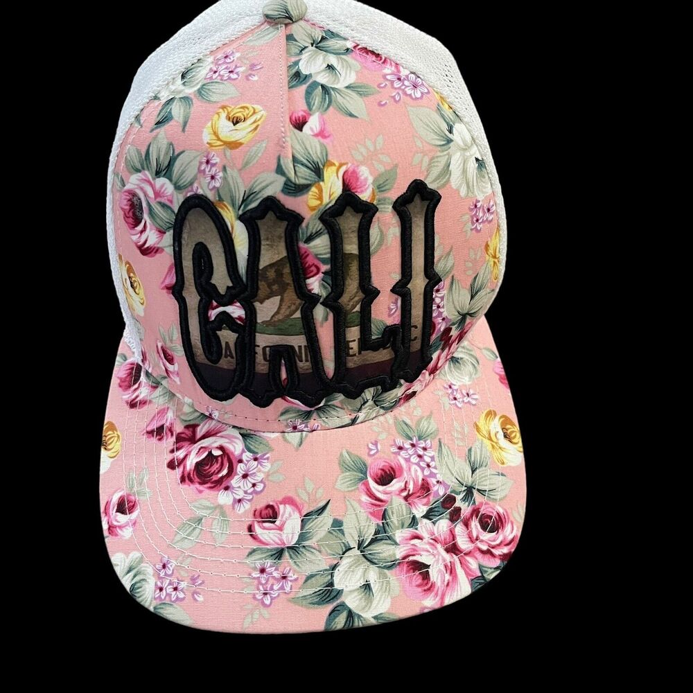 Top Level Cali Snapback Trucker Hat Womens One Size Floral Camo‎ Mesh